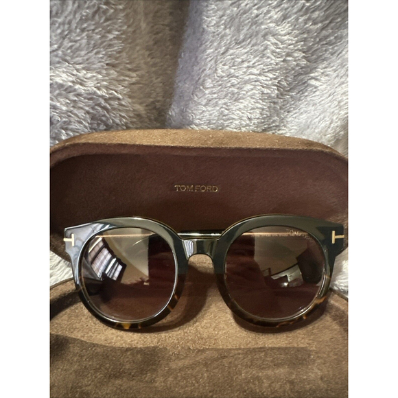 Tom Ford sunglasses Women Preloved Excellent Condition $700 Retail - Picture 11 of 12